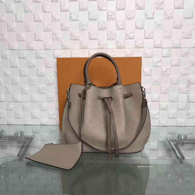 LV Mahina小牛皮GIROLATA 抽绳水桶手提包 M54403