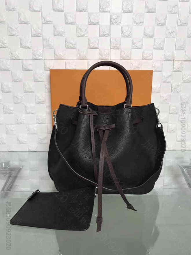 LV Mahina黑色小牛皮GIROLATA 抽绳水桶手提包 M54402
