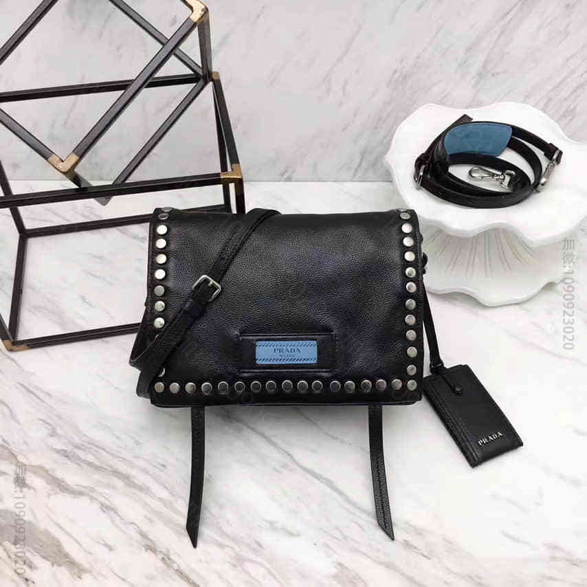 PRADA/普拉达 Etiquette金属钉饰边黑色小牛皮手袋1BH082