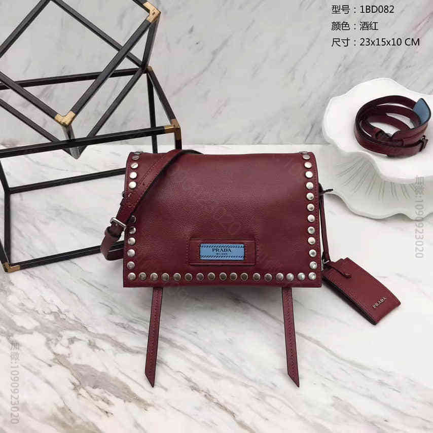 PRADA/普拉达 Etiquette金属钉饰边酒红色小牛皮手袋1BH082