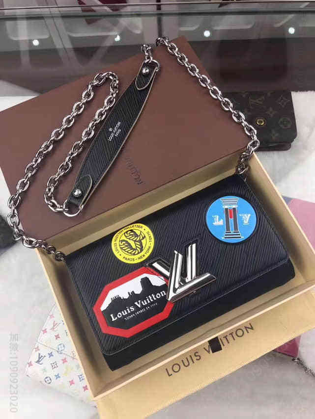 路易威登/LV 水波纹徽章图案TWIST CHAIN链条钱夹 M62007