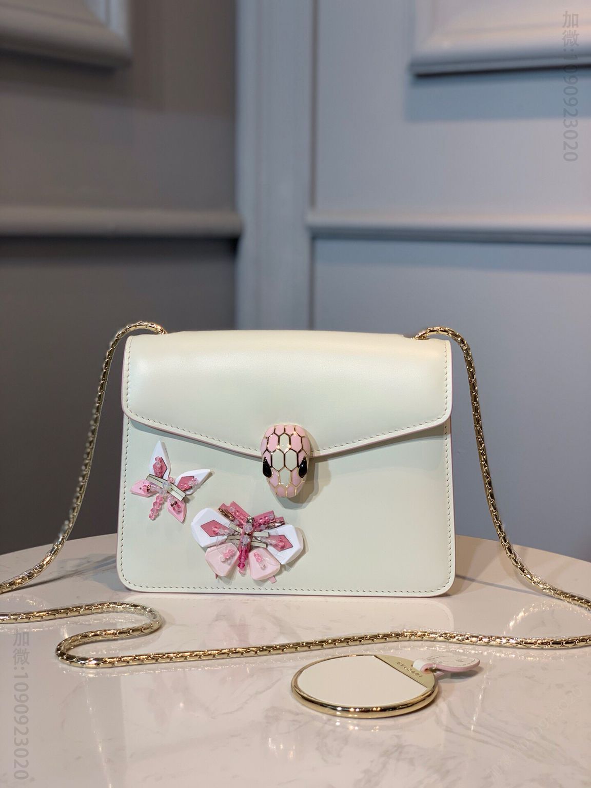 BVLGARI宝格丽“Serpenti Forever”蝴蝶玛瑙白粉边斜挎包61879