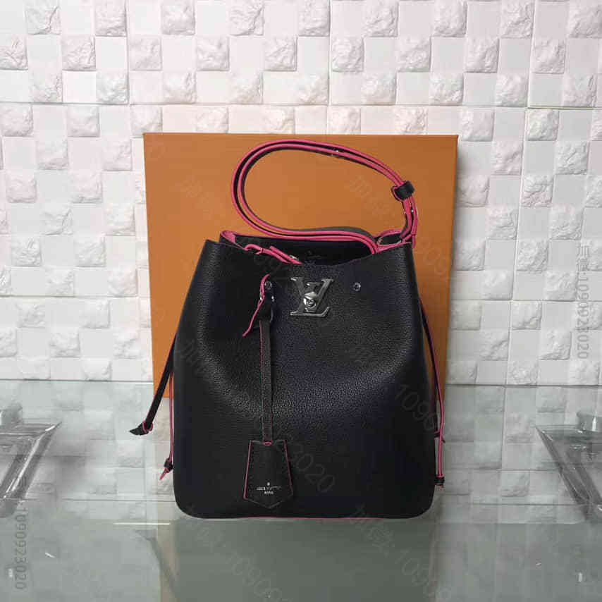 路易威登/LV 黑色小牛皮LOCKME BUCKET手袋水桶包 M54677
