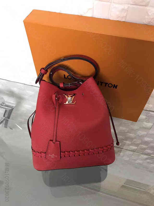 路易威登/LV 红色小牛皮LOCKME BUCKET编织水桶包 M54681