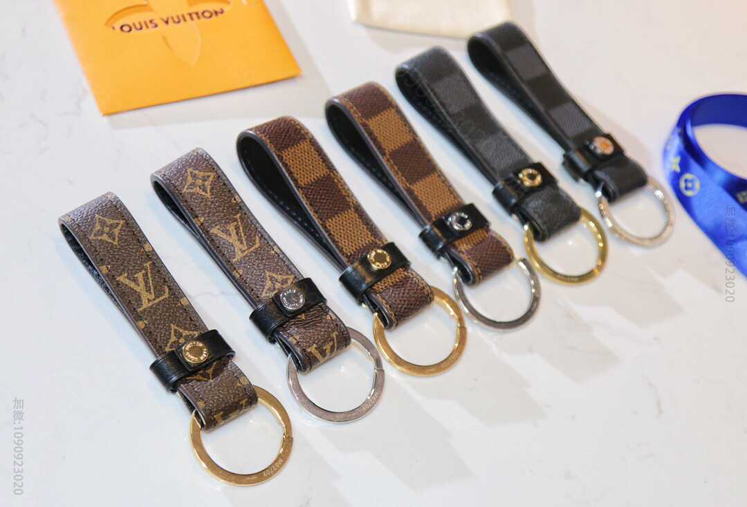 新款 LOUIS VUITTON 夏季新款 lv皮绳钥匙扣