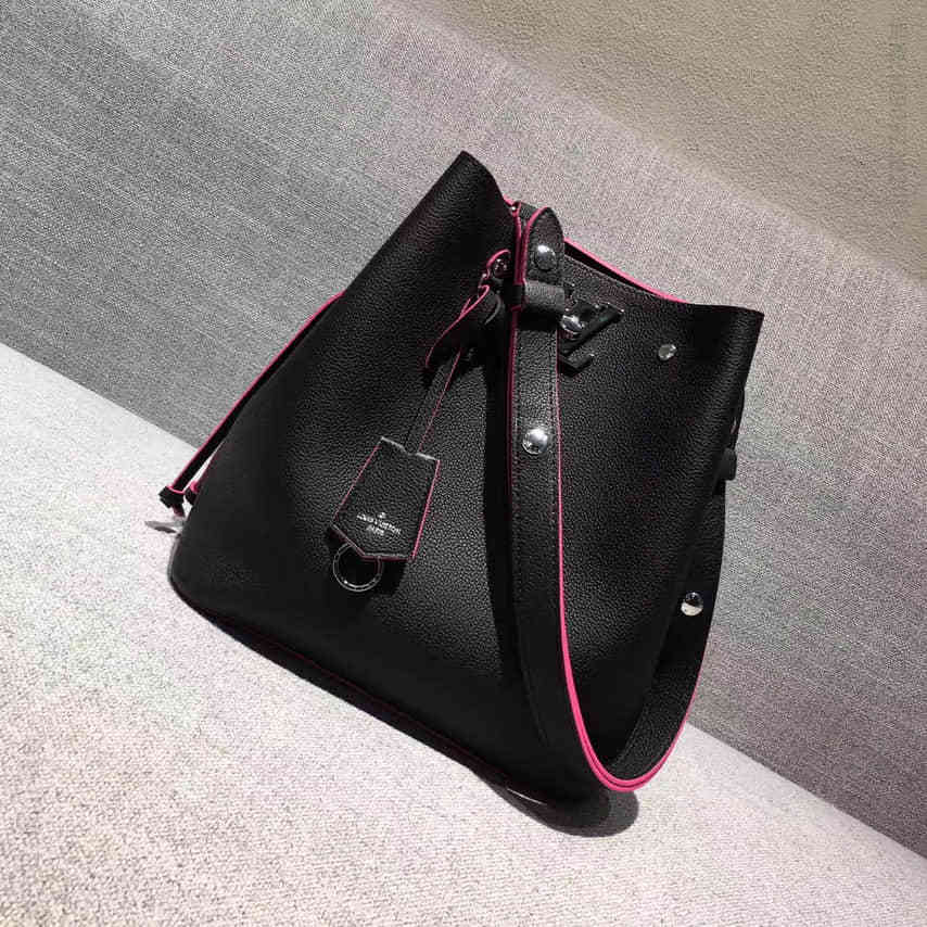 LV 柔软小牛皮 LOCKME BUCKET 水桶包 M54677