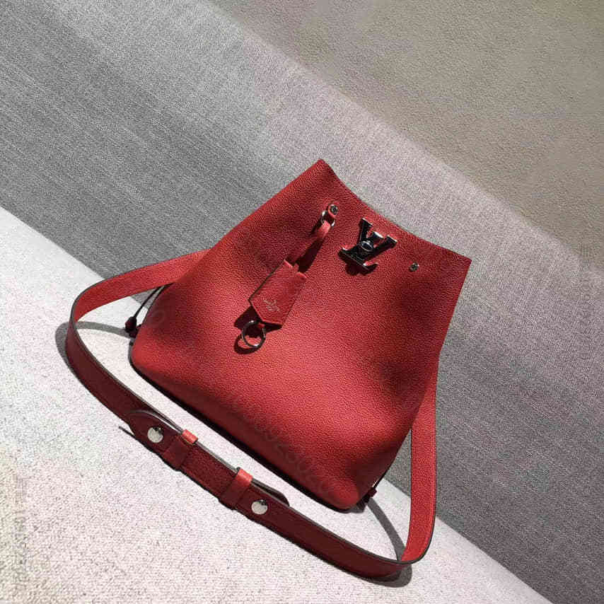 LV 红宝石色柔软小牛皮 LOCKME BUCKET 水桶包 M54679