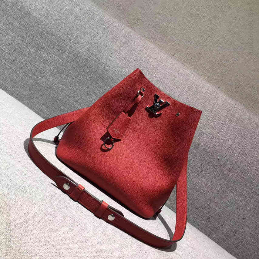 路易威登女包 LV女包 LV 红宝石色柔软小牛皮 LOCKME BUCKET 水桶包 M54679 LV单肩女包 高仿LV价格 M54679