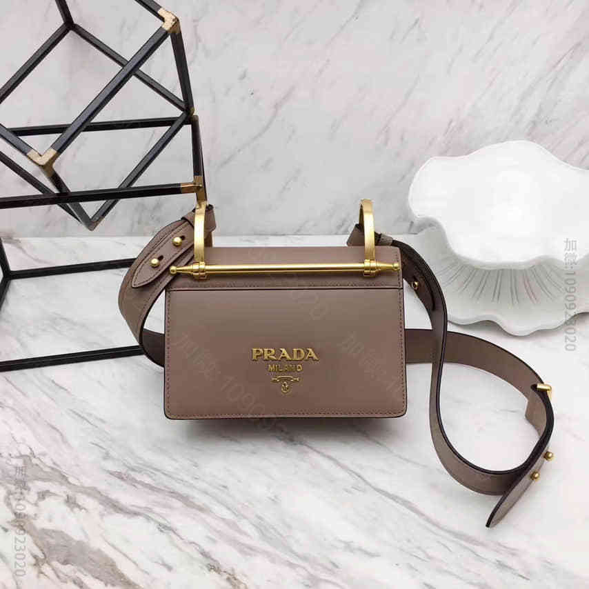 PRADA/普拉达 裸粉色小牛皮女士单肩包 1BD075