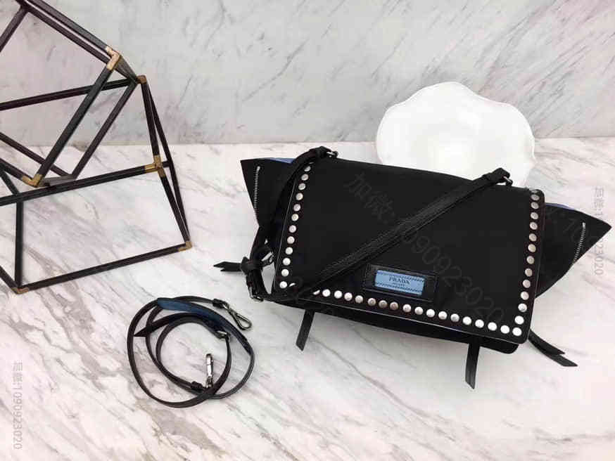 PRADA/普拉达 黑色进口防水降落伞布铆钉蝙蝠包 1BD081
