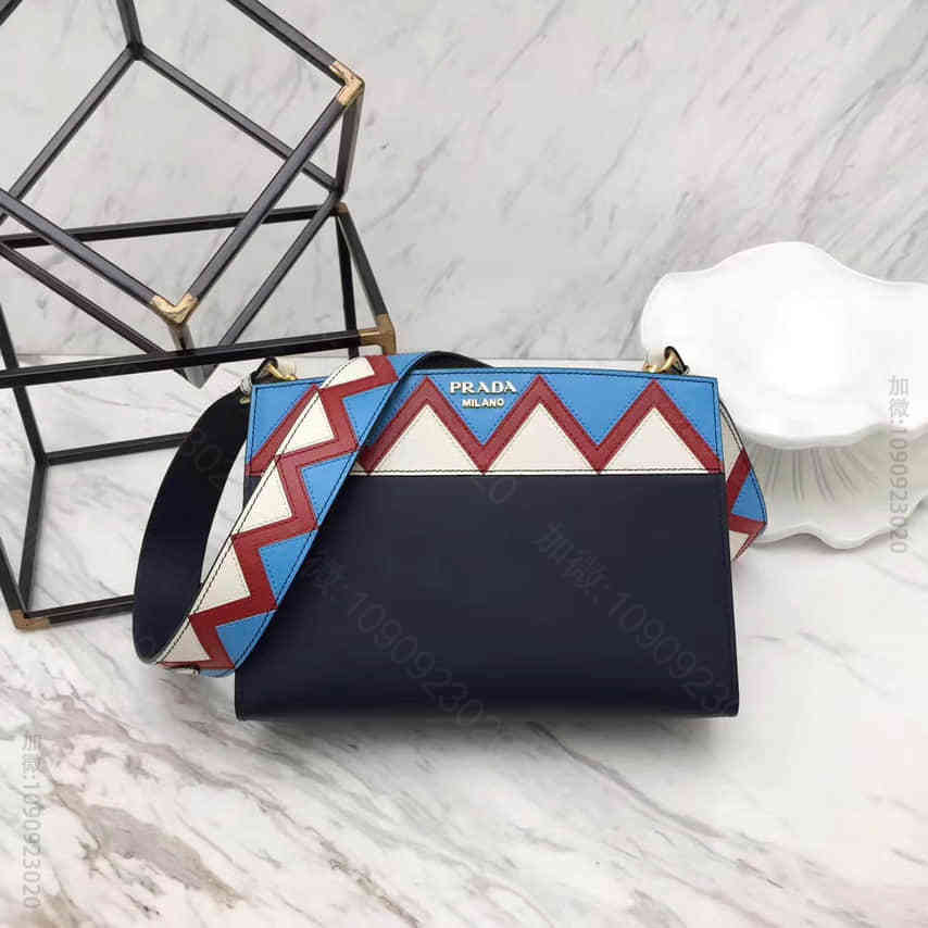PRADA/普拉达 进口纳帕牛皮拼搭原单十字纹单肩包 1BC034深蓝色拼色