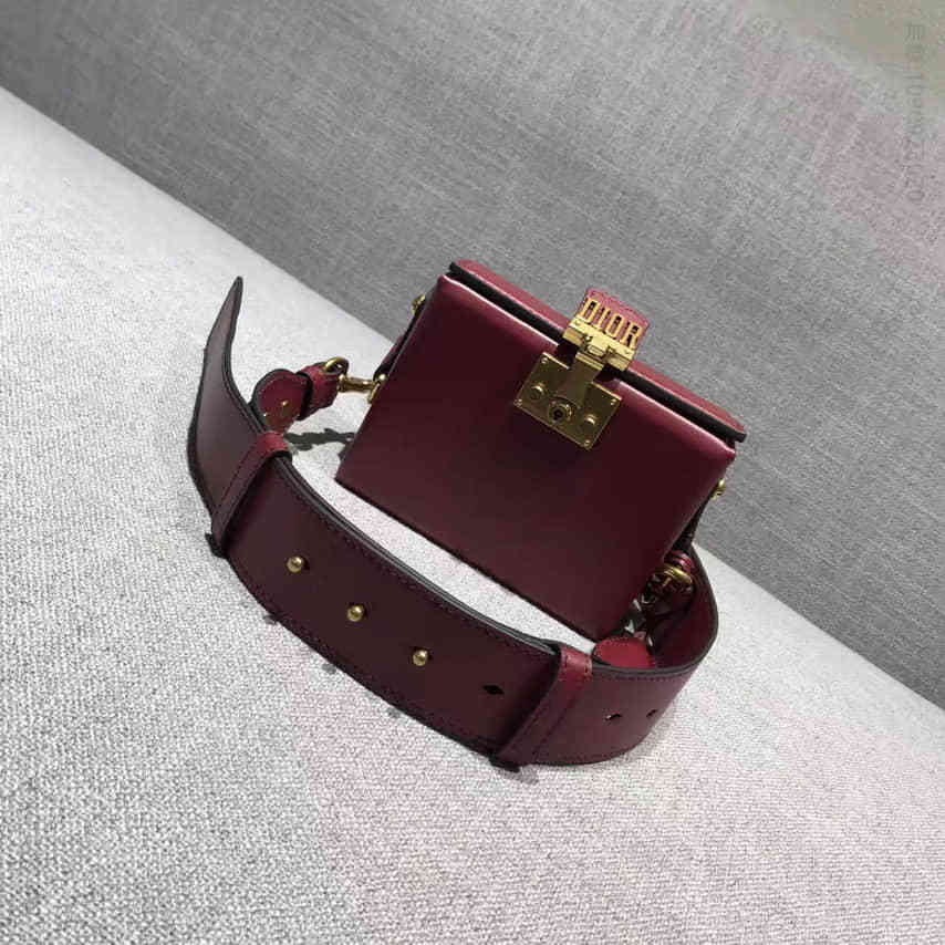DIOR/迪奥“DIORADDICT”酒红色光滑小牛皮盒式小手提包 M5800