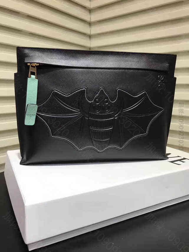 LOEWE/罗意威 17新款 超赞个性蝙蝠饰黑色真皮手拿包 125.71.K...