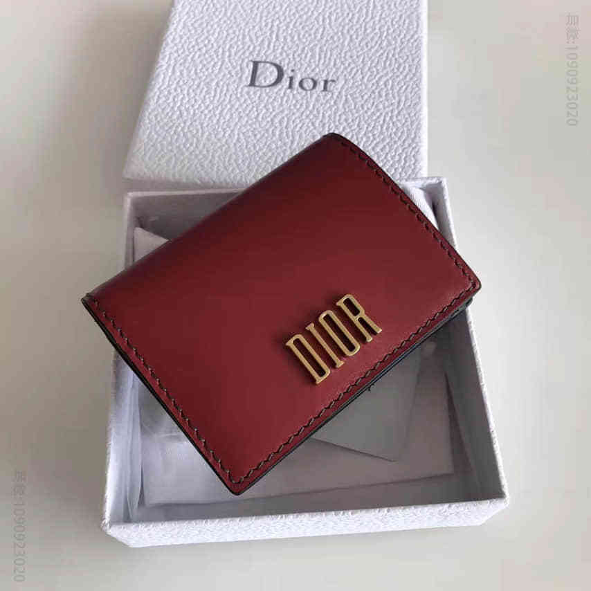 DIOR/迪奥 复古金色金属“DIOR”标志 枣红色小牛皮短夹S2084