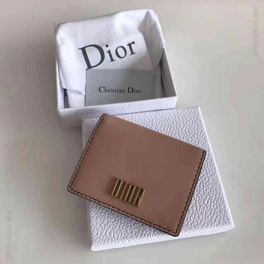 DIOR/迪奥 复古金色金属“DIOR”标志 裸粉色小牛皮短夹S2084