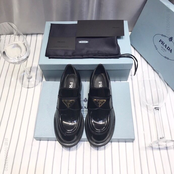 【Prada 】普拉达 秋冬新款黑色漆皮厚底休闲小皮鞋