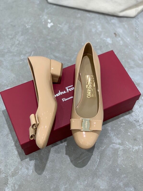 SF salvatore Ferragamo 菲拉格慕 Vara新款半内里粗跟单鞋