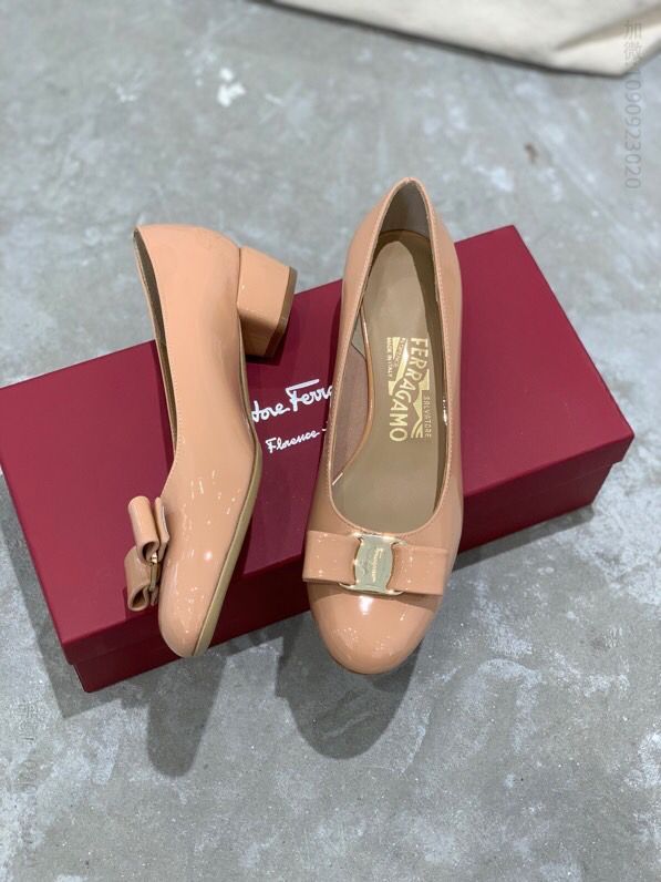 SF salvatore Ferragamo 菲拉格慕 Vara新款半内里粗跟单鞋