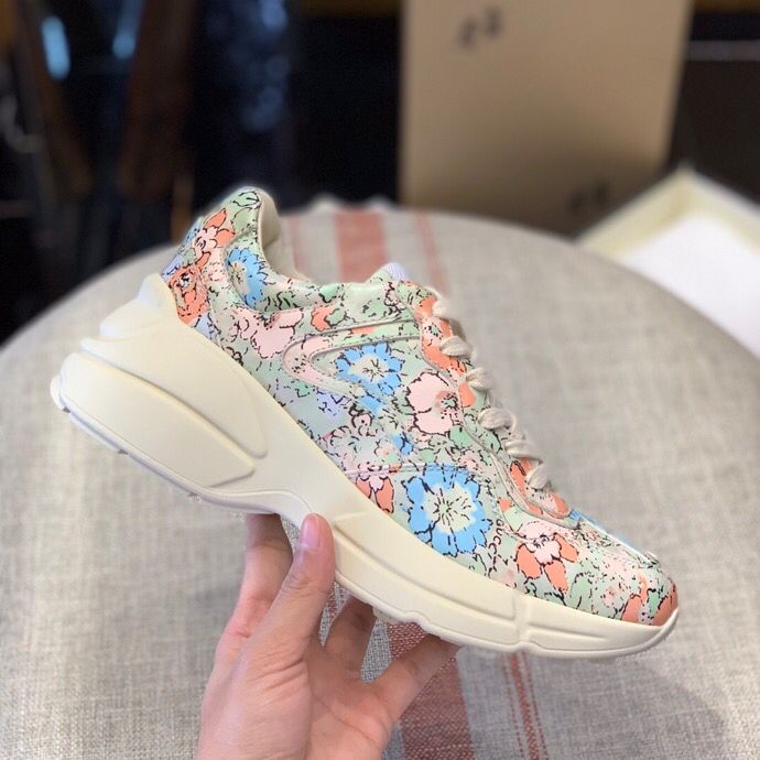 Gucci古驰 采用皮革蜜桃色和浅蓝色花卉印花女款新款老爹鞋