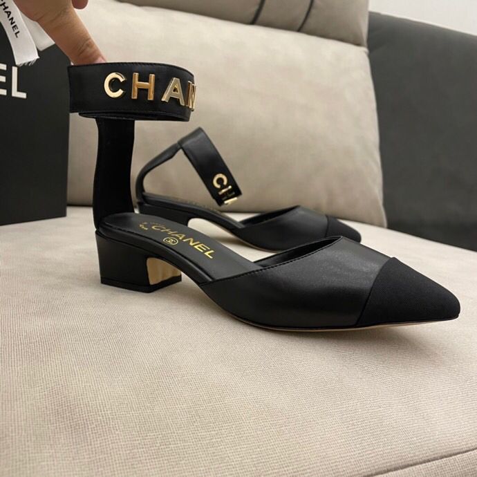 Chanell 21早春 高级手工坊系列金属字母扣凉鞋