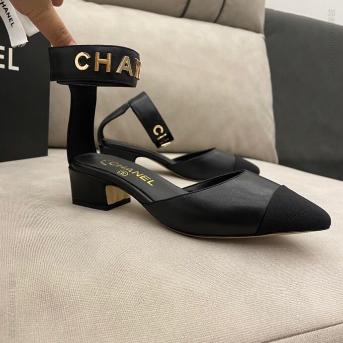 Chanell 21早春 高级手工坊系列金属字母扣凉鞋