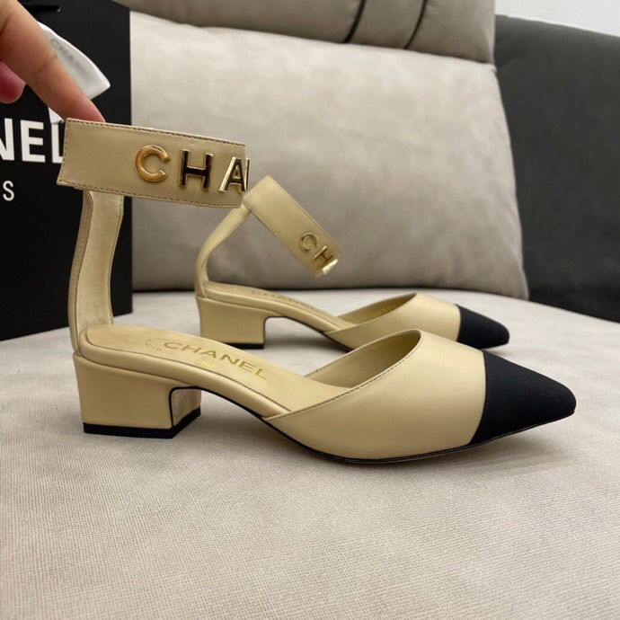Chanell 21早春 高级手工坊系列金属字母扣凉鞋