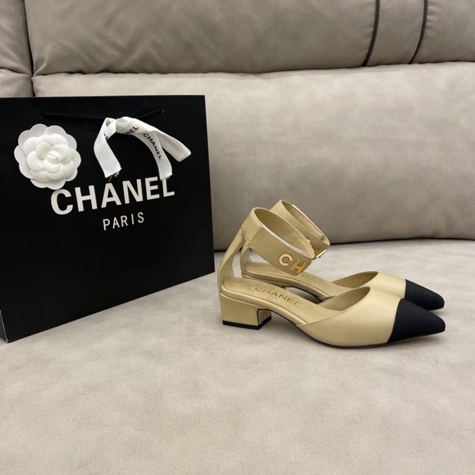Chanel香奈儿 20早秋 高级手工坊系列金属字母扣女士平底鞋