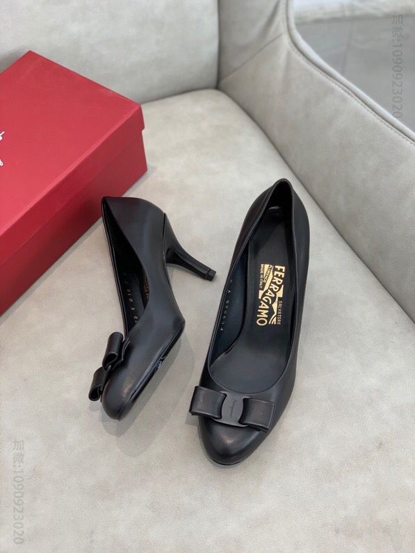 salvatore Ferragamo 最新菲拉格慕圆头纯色羊皮蝴蝶结高跟鞋