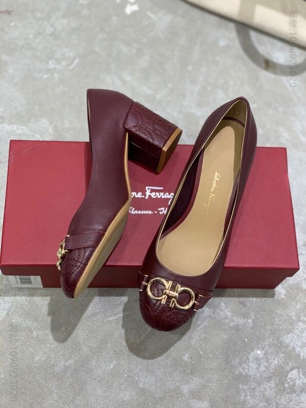 SF Ferragamo 菲拉格慕 圆头马蹄扣粗跟哑光软羊皮单鞋