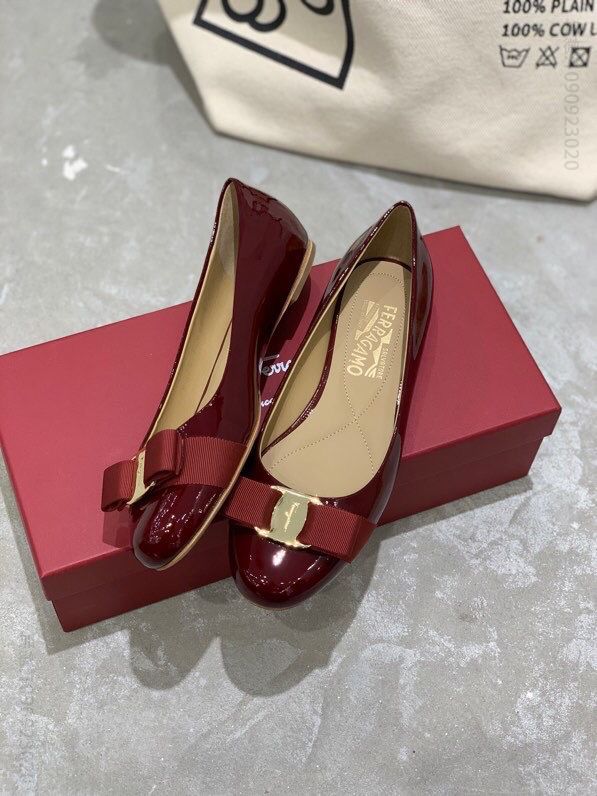 SF salvatore Ferragamo 菲拉格慕 Vara经典款圆头平底粗跟单鞋