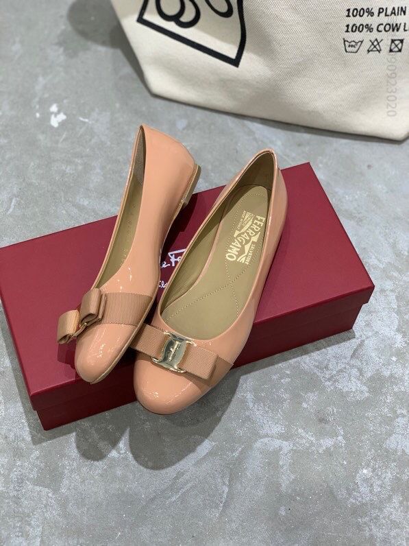 SF salvatore Ferragamo 菲拉格慕 Vara经典款圆头平底粗跟单鞋