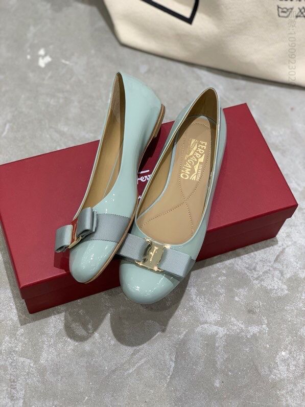 SF salvatore Ferragamo 菲拉格慕 Vara经典款圆头平底粗跟单鞋