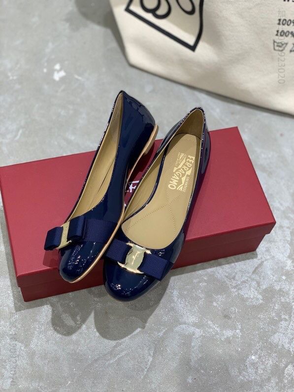 SF salvatore Ferragamo 菲拉格慕 Vara经典款圆头平底粗跟单鞋