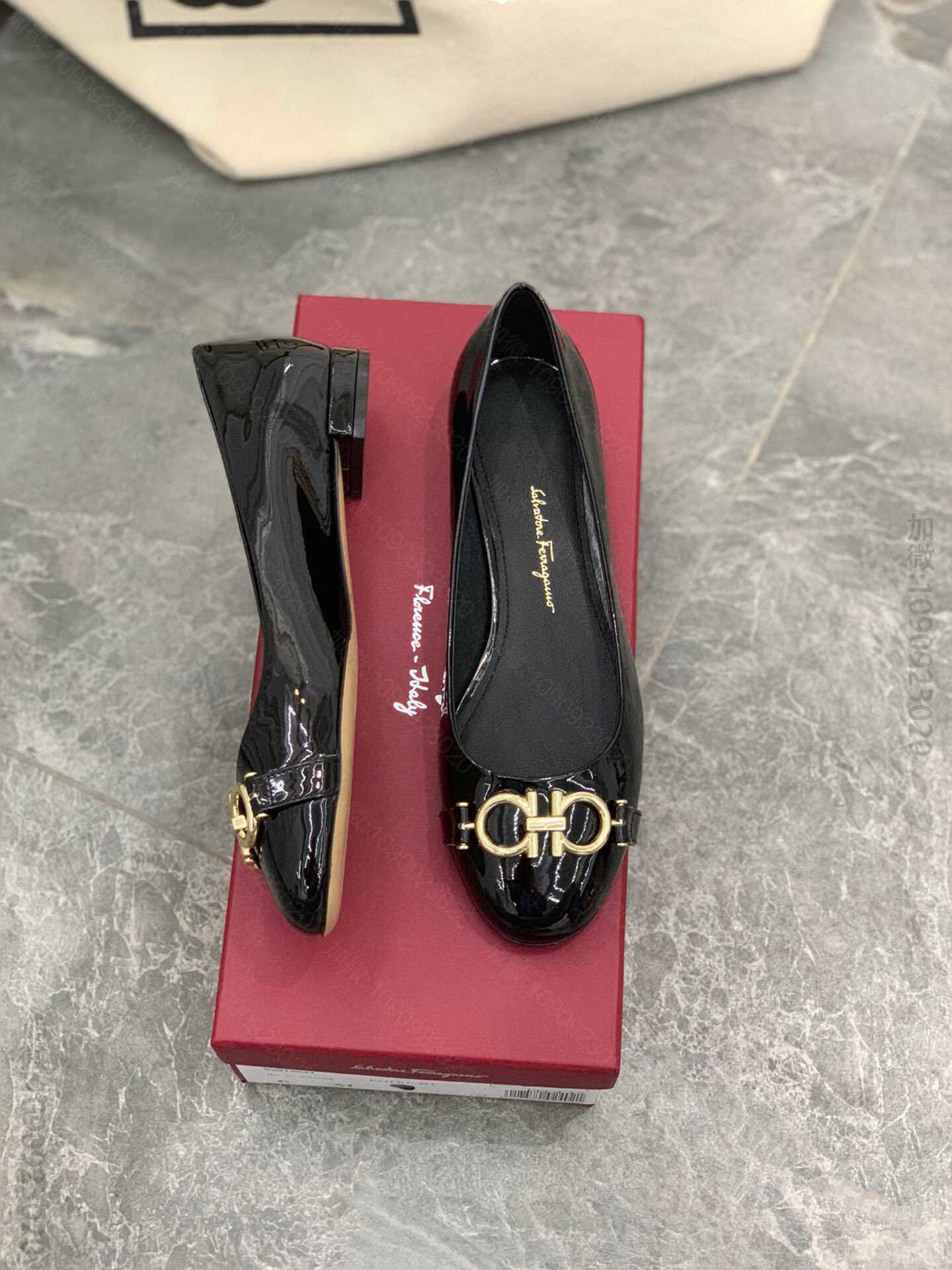 SF Ferragamo 菲拉格慕 19ss新款圆头马蹄扣粗跟平底单鞋