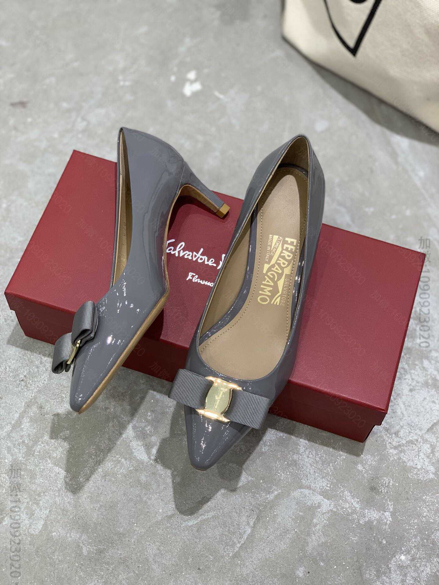 SF salvatore Ferragamo 菲拉格慕春夏新款布扣尖头细跟浅...