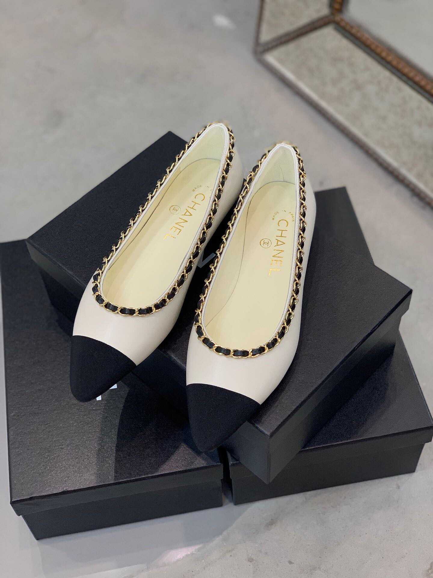 chanel香奈儿 20款最新小香风标志性的链条混种羊皮平底鞋女鞋