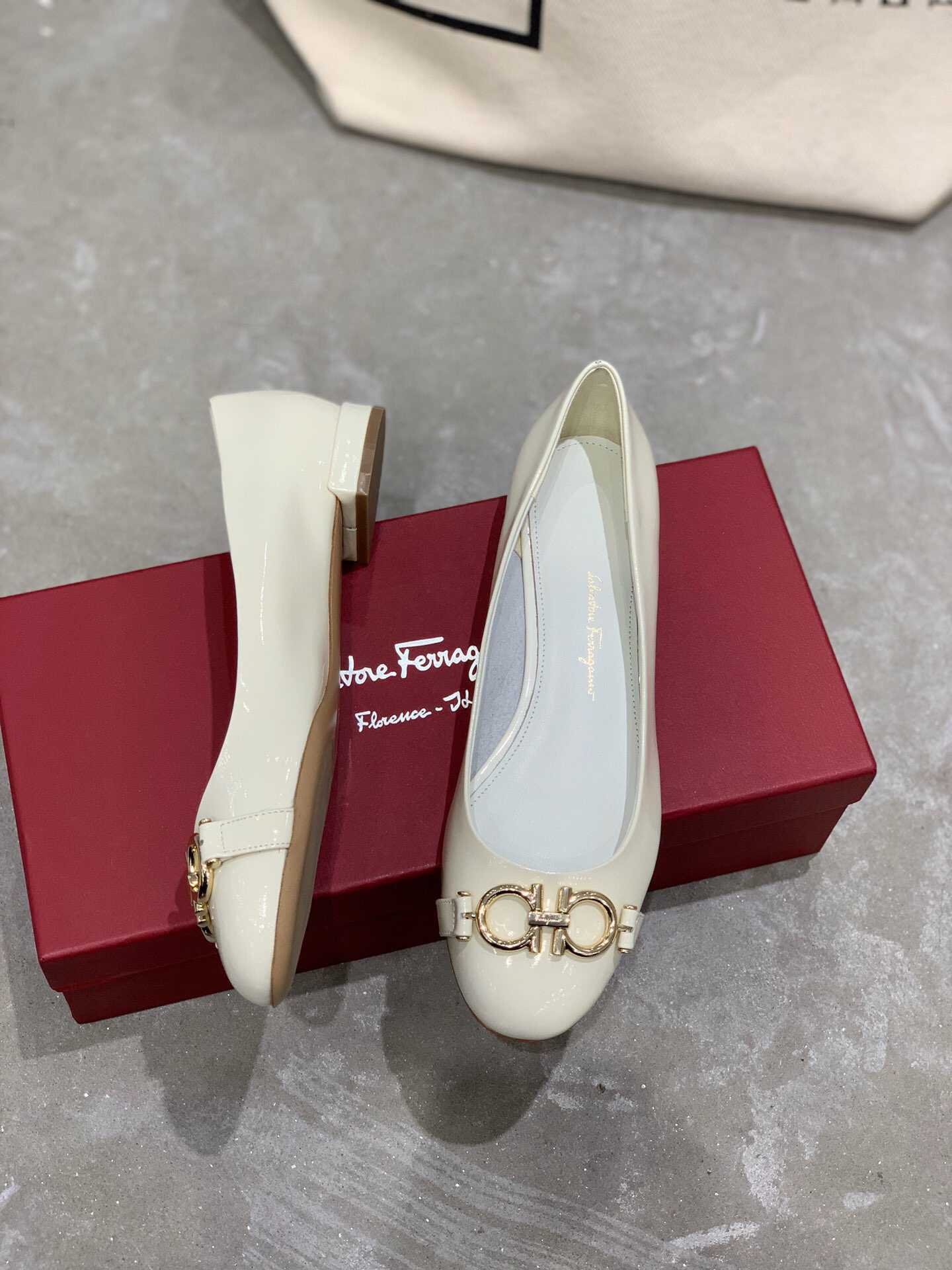 精品菲拉格慕女款平底鞋 Ferragamo菲拉格慕粗跟平底单鞋 精品菲拉格慕女鞋图片 