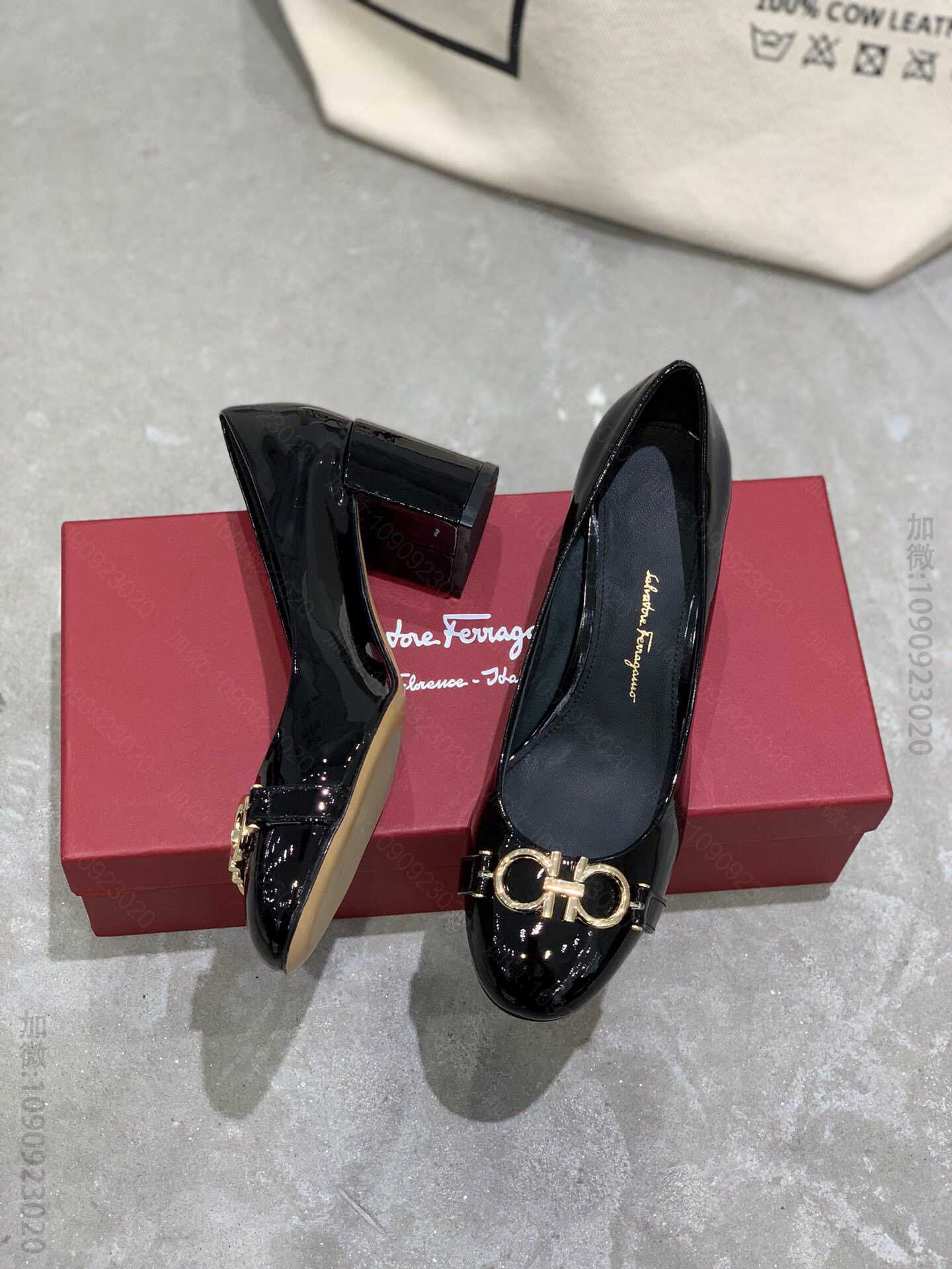 SF Ferragamo 菲拉格慕 新款圆头马蹄扣粗跟平底单鞋