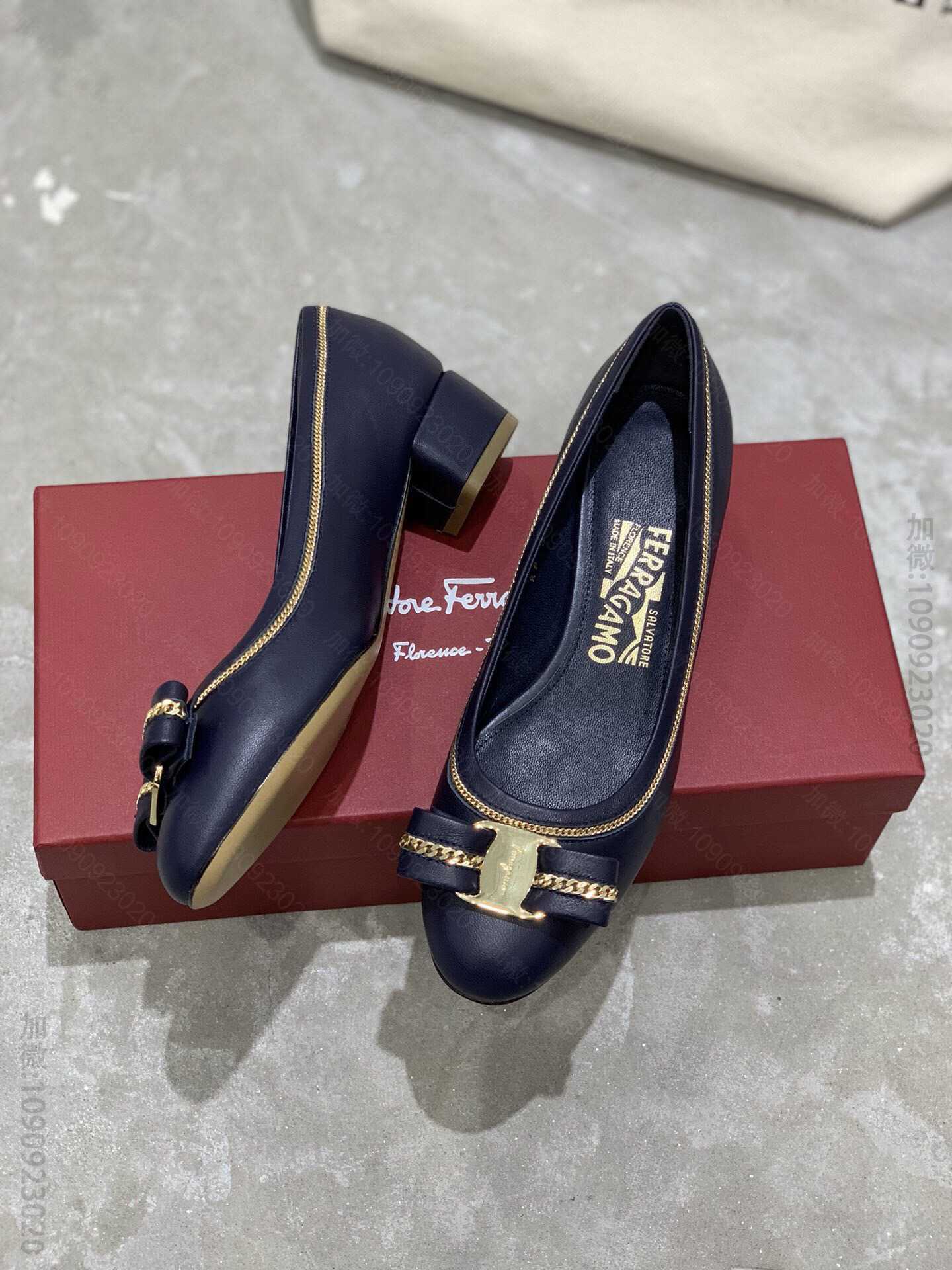 Ferragamo 19年最新菲拉格慕圆头链条蝴蝶结3.0cm低跟鞋