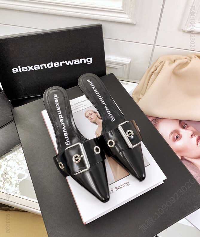 Alexander McQueen 大王猫跟扣饰尖头凉拖系列