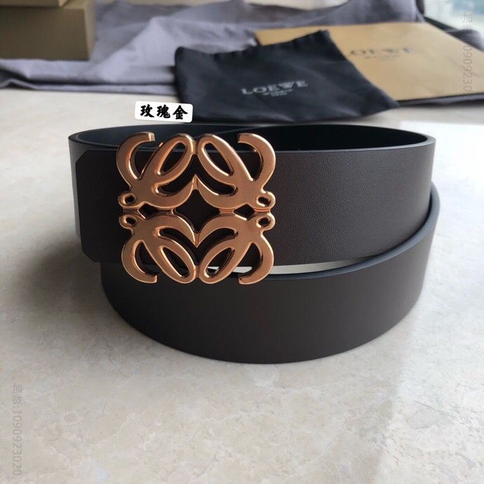 罗意威(Loewe)字母L组成经典的标志金属扣头层牛皮腰带