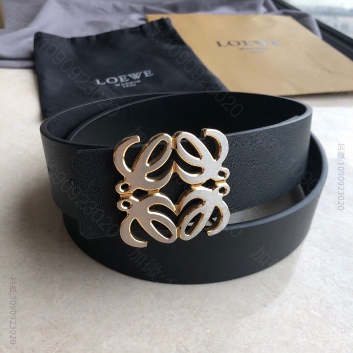 罗意威(Loewe)字母L组成经典的标志金属扣头层牛皮腰带
