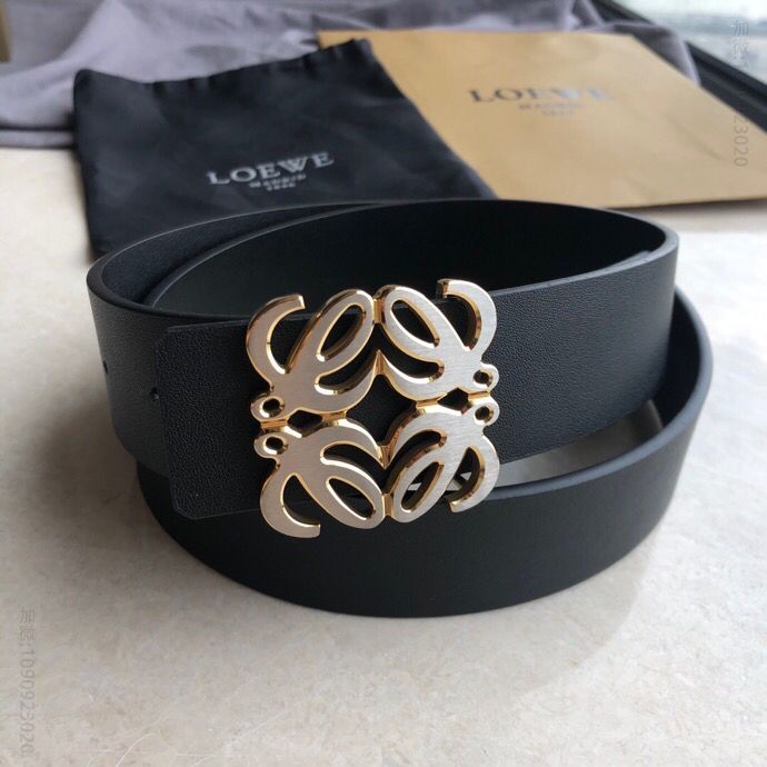 罗意威(Loewe)字母L组成经典的标志金属扣头层牛皮腰带