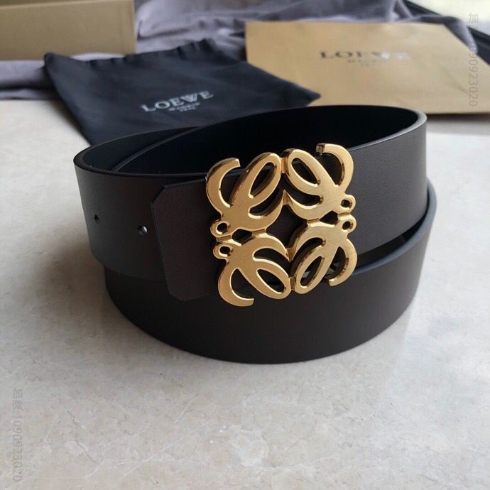 罗意威(Loewe)字母L组成经典的标志金属扣头层牛皮腰带