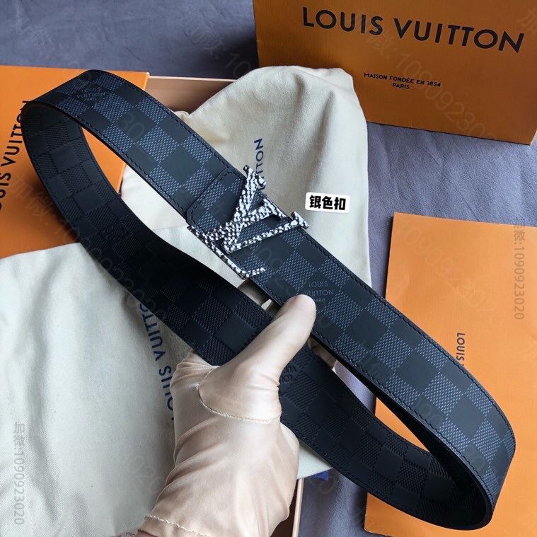LV/路易威登 柔软小牛皮字母马赛克金属扣40毫米双面腰带