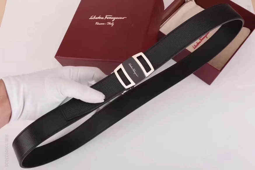 菲拉格慕(Ferragamo)精致夹扣五金腰带