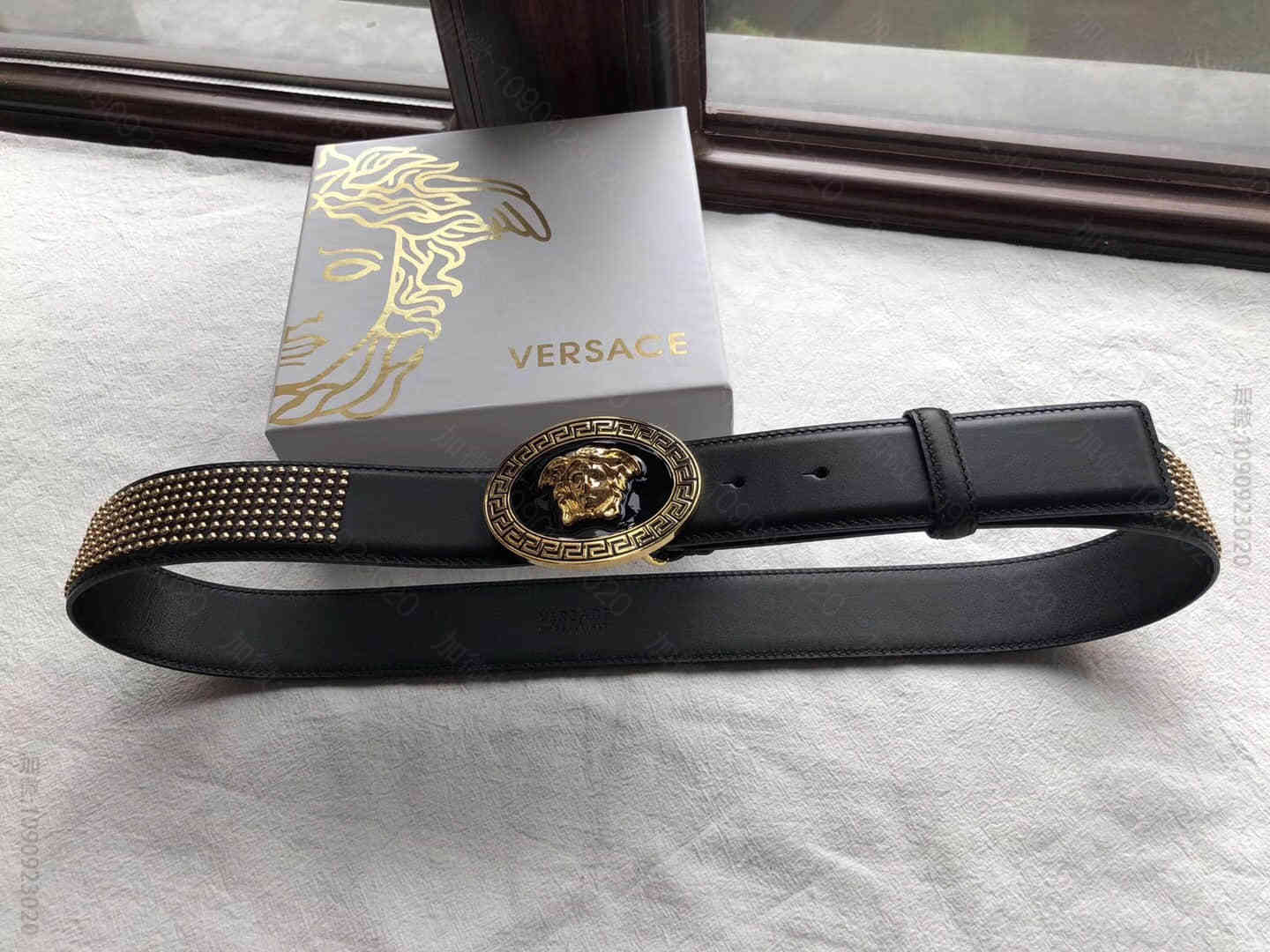 (Versace)范思哲牛皮平面融入时尚元素镶嵌铆钉款2023最新款男士腰带