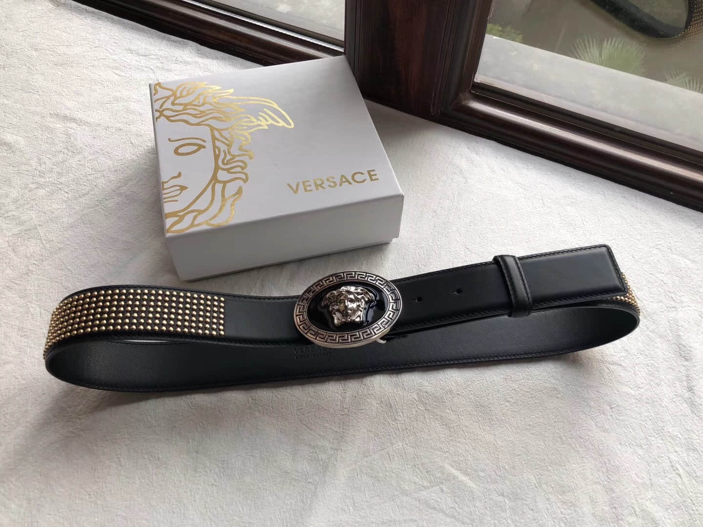 (Versace)范思哲牛皮平面融入时尚元素镶嵌铆钉款2023最新款男士腰带