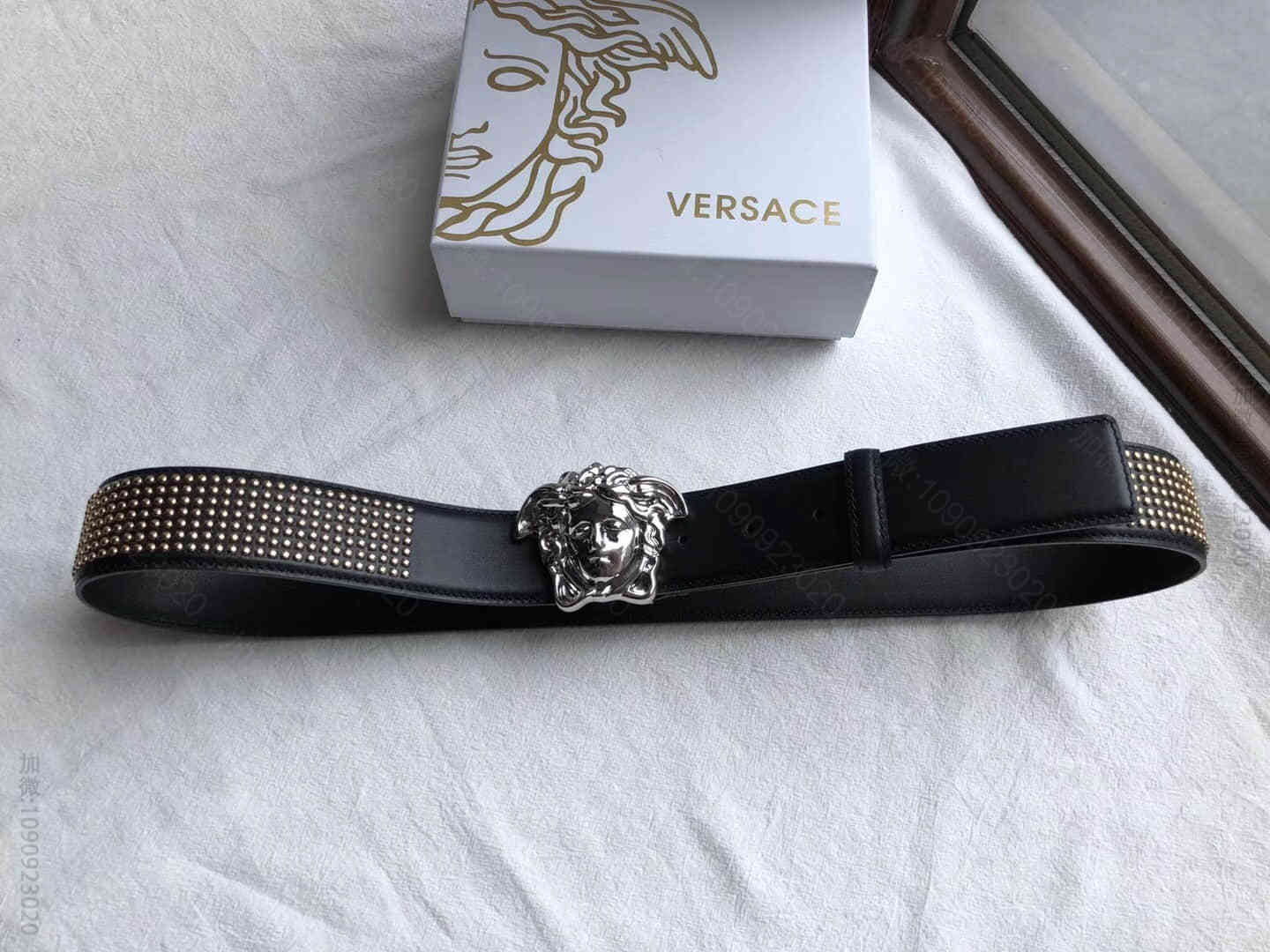 (Versace)范思哲牛皮平面融入时尚元素镶嵌铆钉款2023最新款男士腰带