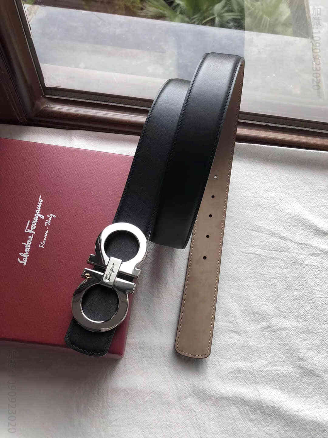 Ferragamo菲拉格慕马蹄挂扣款与进口牛皮简洁带身相结合2023最新款男士腰带